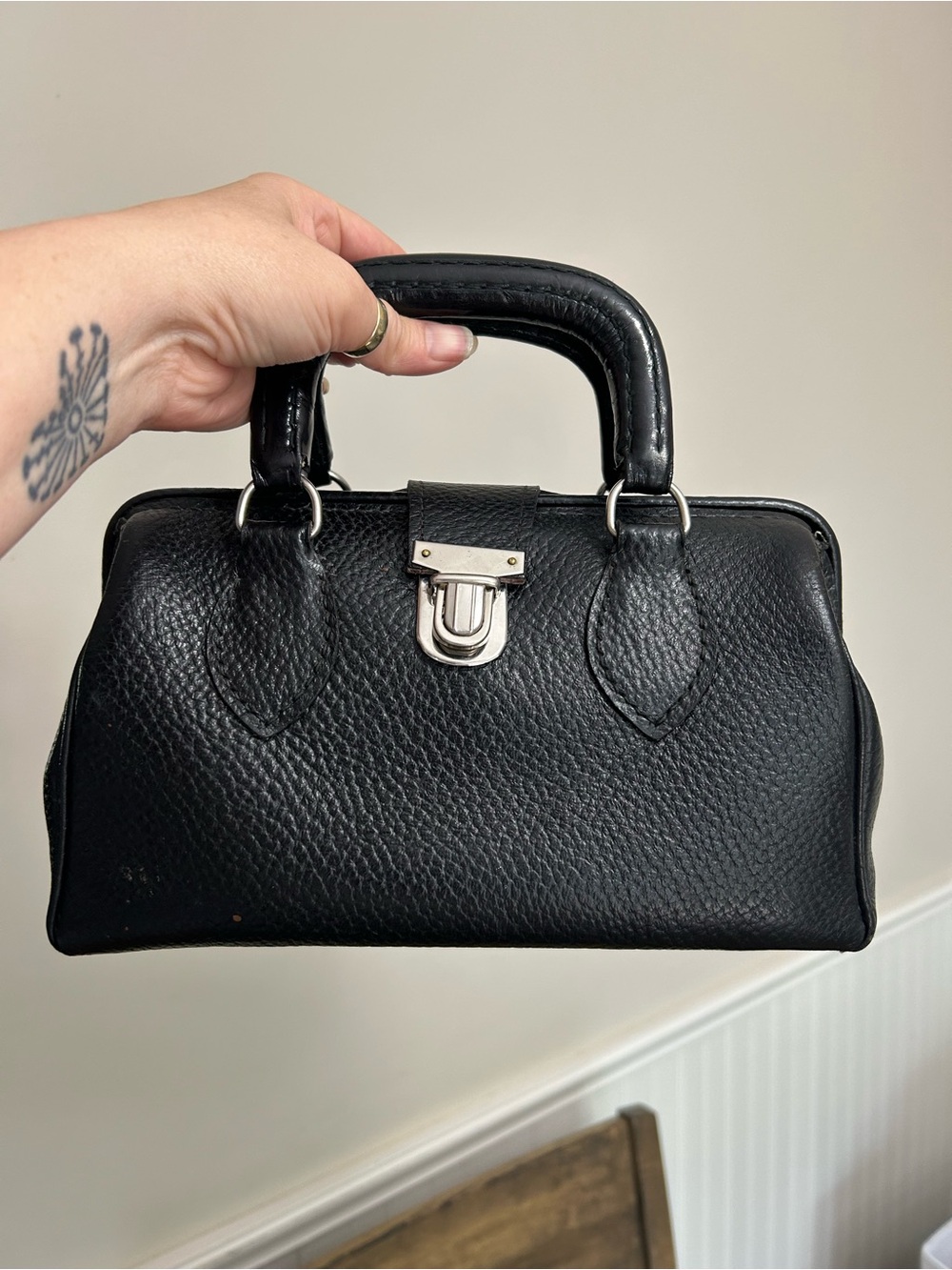Vintage Black Pebbled Leather Mini Doctors Satchel - Mid Century Gladstone Frame - Picture 2 of 16